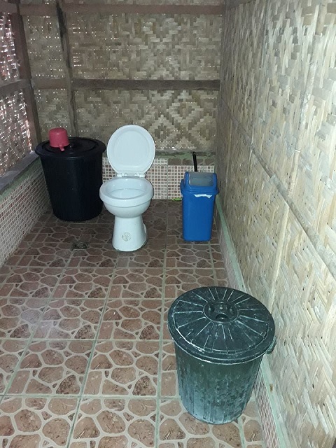 Bathroom Pamilacan Cottages: simple but authentic bathroom with toilet